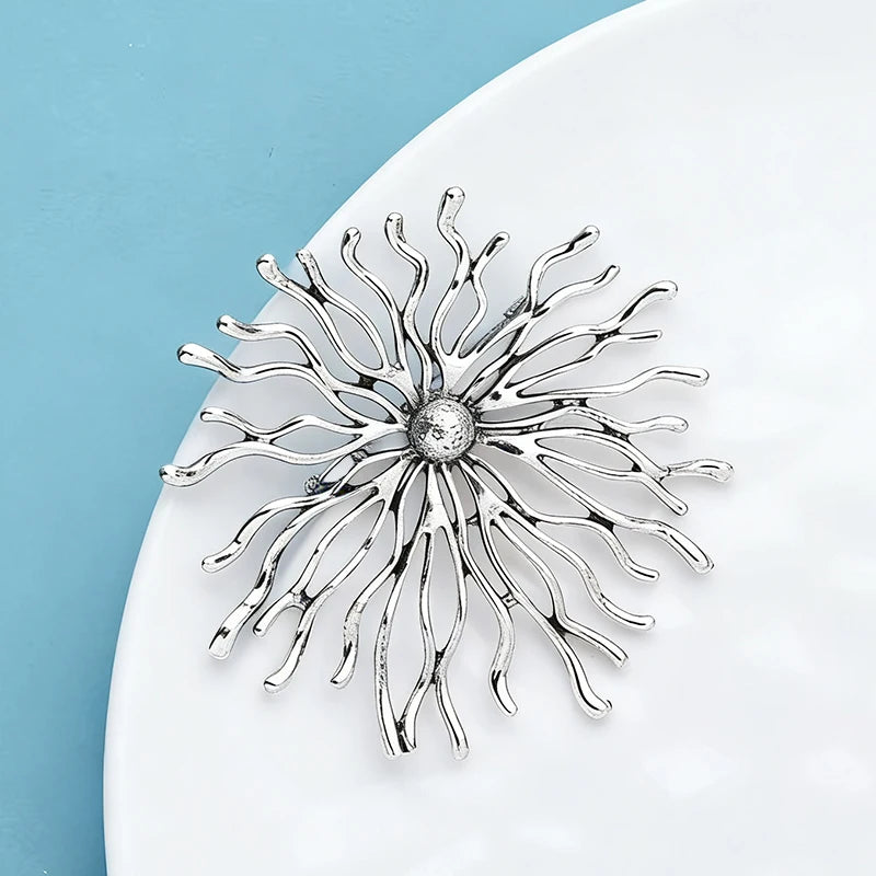 Broche Soleil Vintage en Métal – Élégance Intemporelle