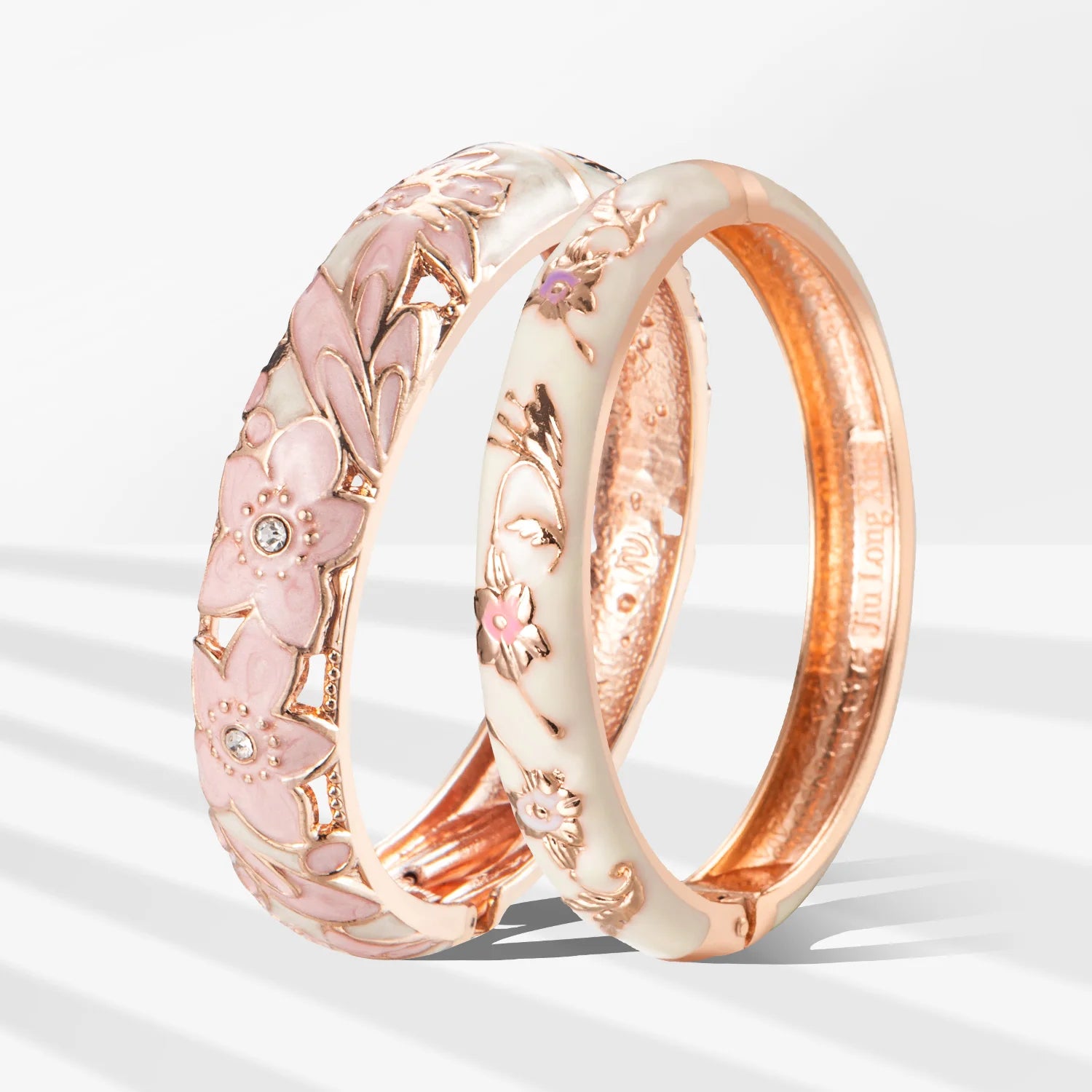 Bracelet manchette émaillé doré – Élégance florale