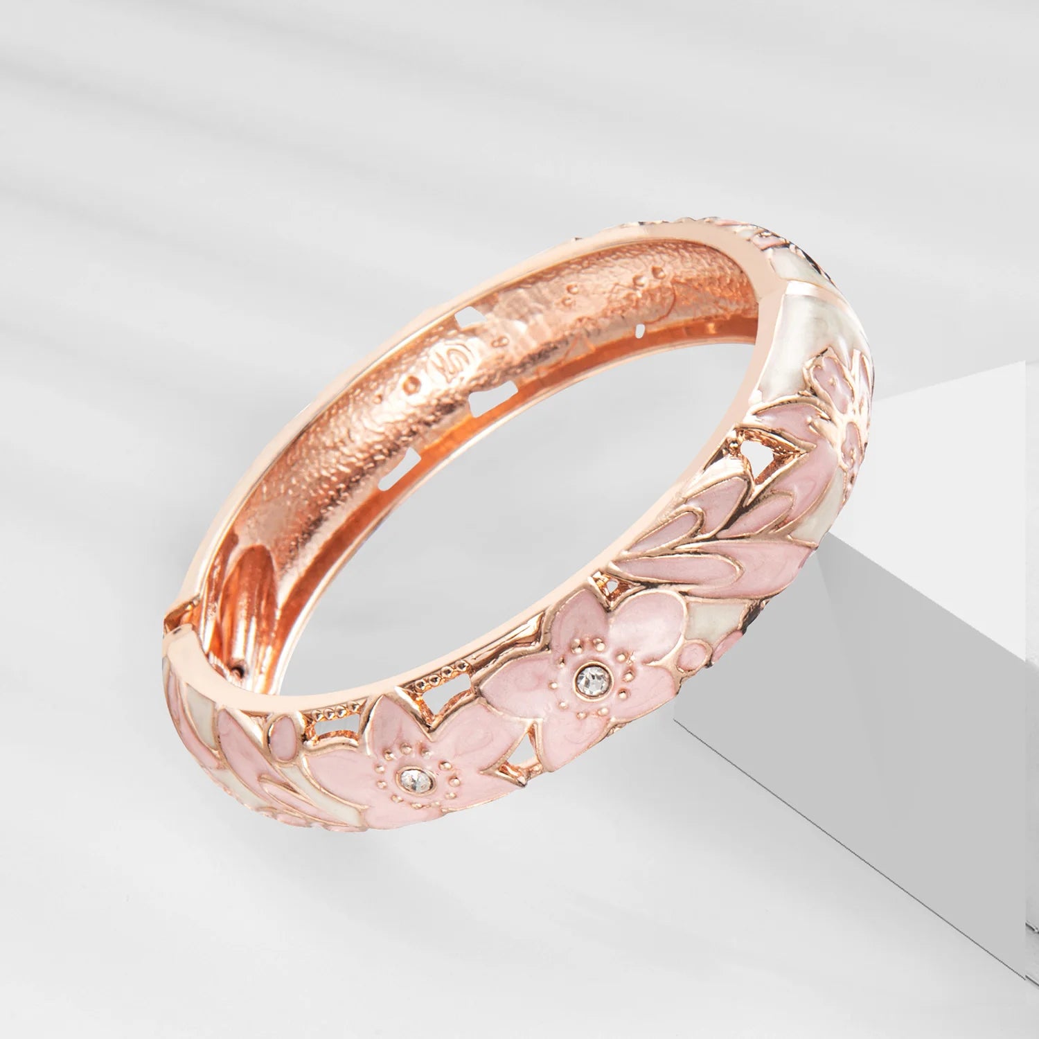 Bracelet manchette émaillé doré – Élégance florale