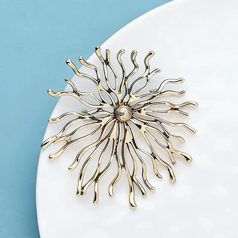 Broche Soleil Vintage en Métal – Élégance Intemporelle